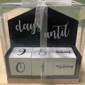 A Giftable item. Count down the days until 6 different events.